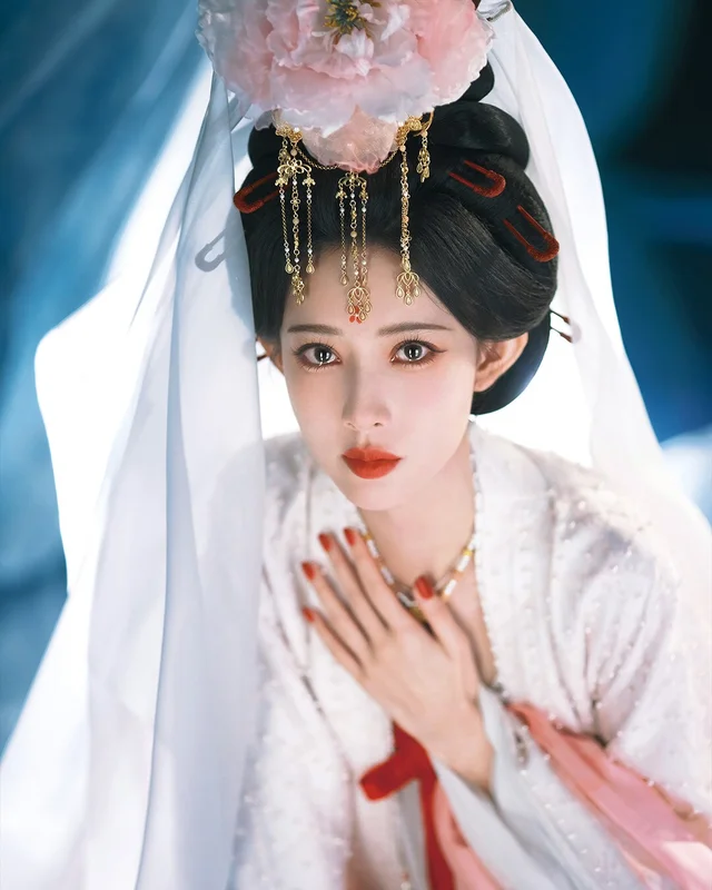 Meng Ziyi as Mu Wanyao in Tigers Sniff the Rose